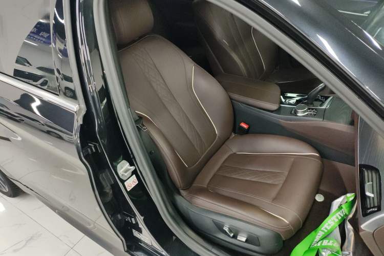 Used BMW 5 Series 2022 Second Facelift 530Li Leading Edition M Sport Package Right Front Seat