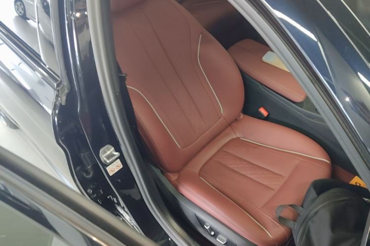 Used BMW 5 Series 2022 Second Facelift 530Li Leading Edition M Sport Package Right Front Seat
