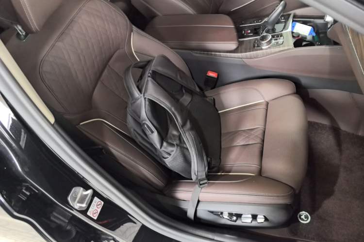Used BMW 5 Series 2022 Second Facelift 530Li Luxury Edition Premium Package Right Front Seat