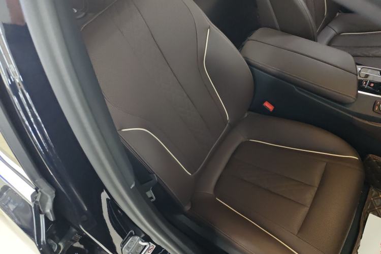Used BMW 5 Series 2022 Restyled 530Li Leading Edition M Sport Package Right Front Seat