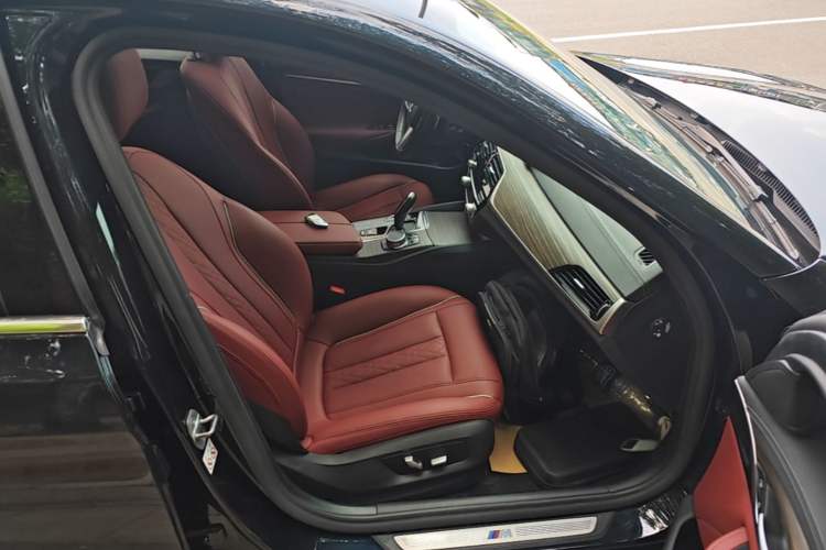 Used BMW 5 Series 2022 Restyled 530Li Leading Edition M Sport Package Right Front Seat