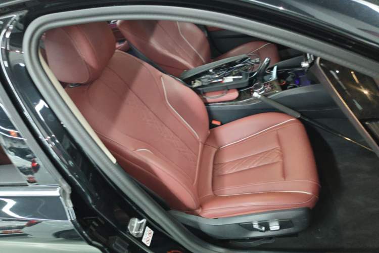 Used BMW 5 Series 2022 Second Facelift 525Li Luxury Package Right Front Seat