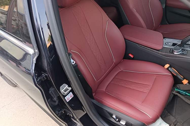 Used BMW 5 Series 2022 Restyled 530Li Leading Edition M Sport Package Right Front Seat