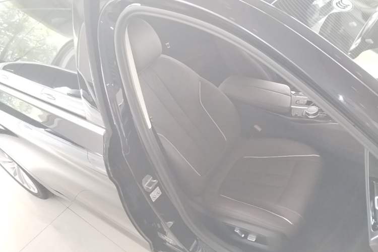Used BMW 5 Series 2022 Second Facelift 525Li Luxury Package Right Front Seat