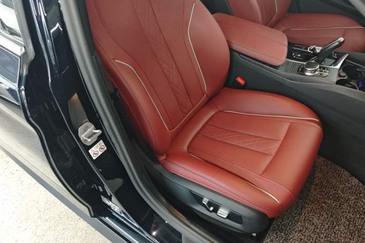 Used BMW 5 Series 2022 Second Facelift 530Li Leading Edition M Sport Package Right Front Seat