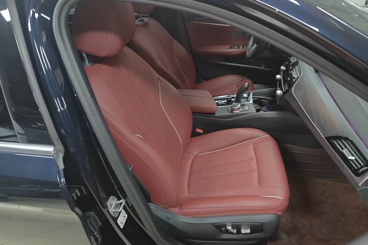 Used BMW 5 Series 2022 Restyled 530Li Leading Edition M Sport Package Right Front Seat