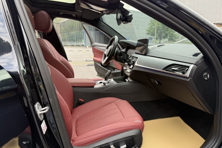 Used BMW 5 Series 2022 Restyled 530Li Leading Edition M Sport Package Right Front Seat