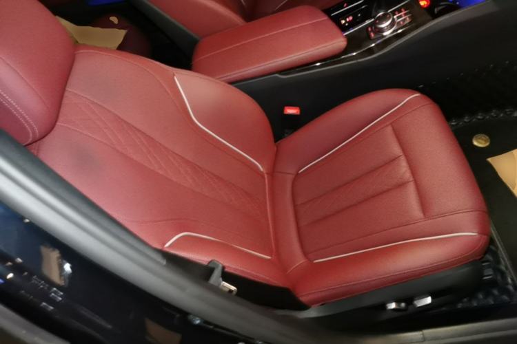 Used BMW 5 Series 2022 Restyled 530Li Leading Edition M Sport Package Right Front Seat