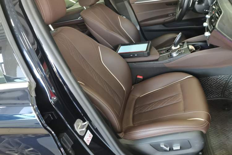 Used BMW 5 Series 2022 Restyled 530Li Leading Edition M Sport Package Right Front Seat
