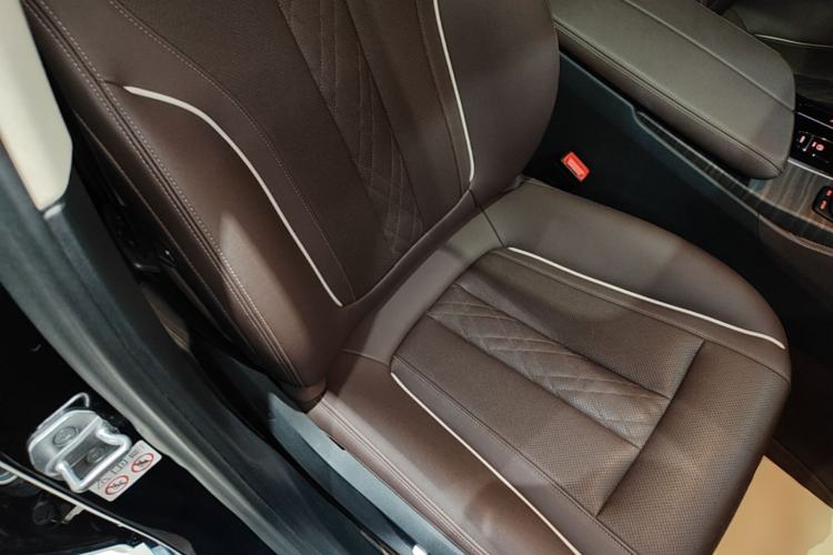 Used BMW 5 Series 2022 Second Facelift 530Li Leading Edition Luxury Package Right Front Seat