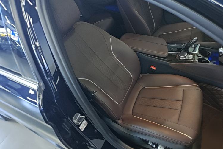 Used BMW 5 Series 2022 Restyled 525Li M Sport Package Right Front Seat