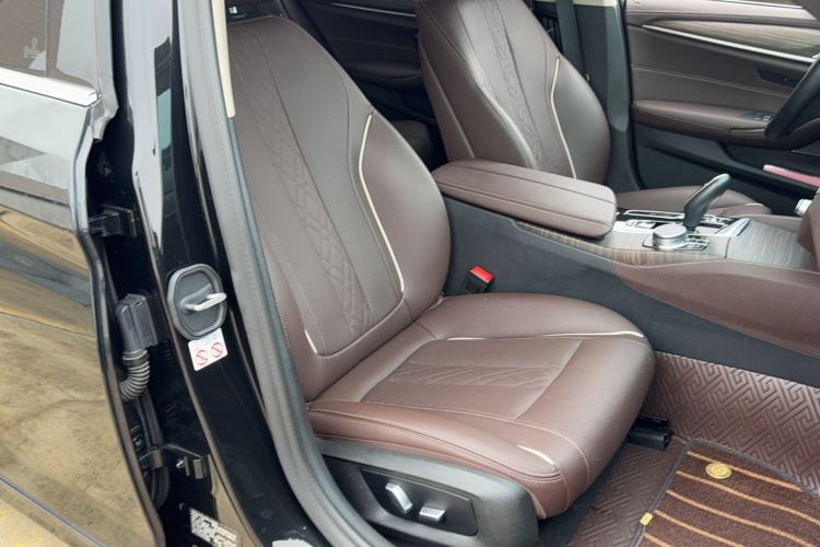 Used BMW 5 Series 2022 530Li Leading Luxury Package Right Front Seat