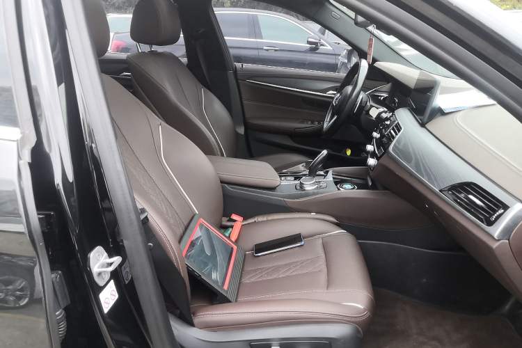 Used BMW 5 Series 2022 Restyled 530Li Leading Edition M Sport Package Right Front Seat