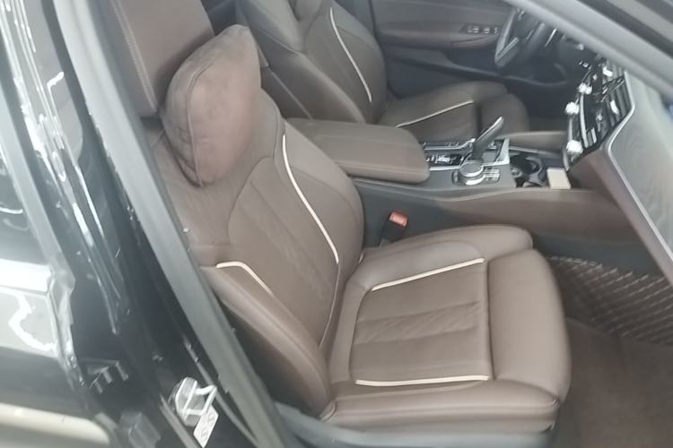 Used BMW 5 Series 2022 Second Facelift 530Li Luxury Version M Sport Package Right Front Seat