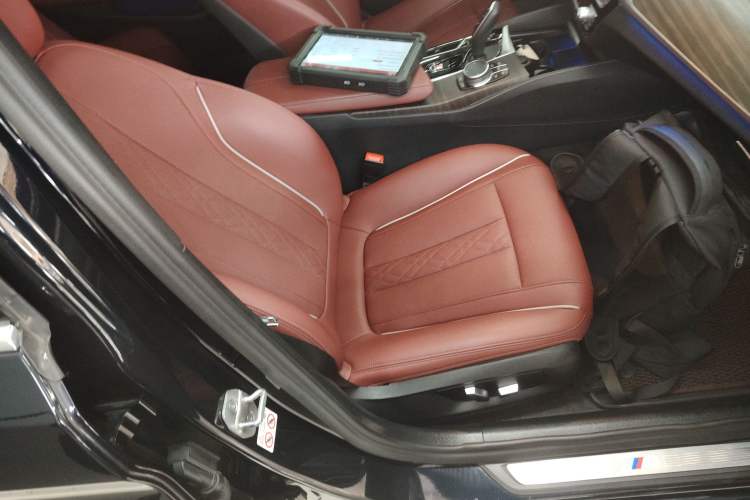 Used BMW 5 Series 2022 Restyled 530Li Leading Edition M Sport Package Right Front Seat
