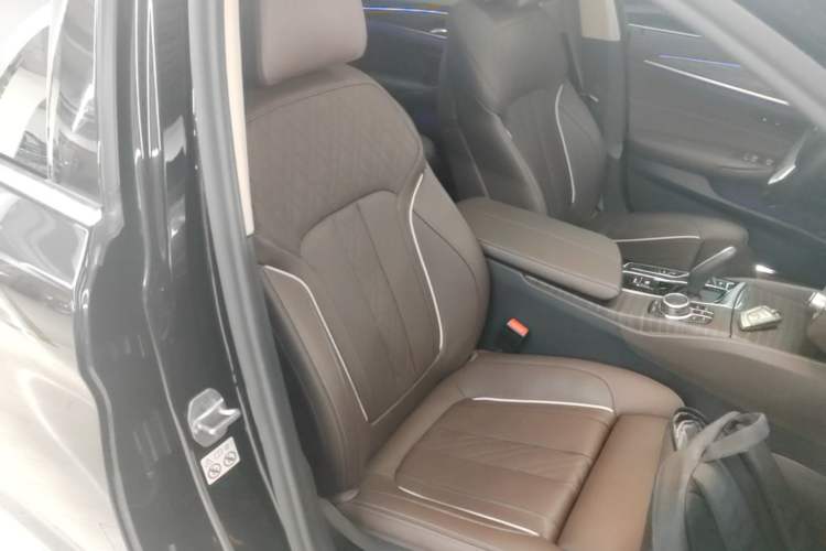 Used BMW 5 Series 2022 Second Facelift 530Li Luxury Edition Premium Package Right Front Seat