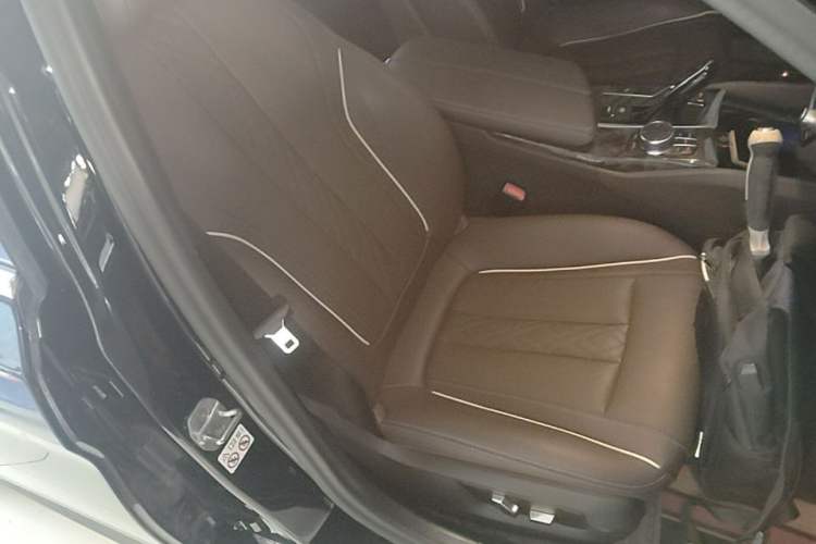 Used BMW 5 Series 2022 Second Facelift 525Li M Sport Package Right Front Seat