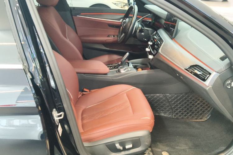 Used BMW 5 Series 2022 Restyled 530Li Leading Edition M Sport Package Right Front Seat