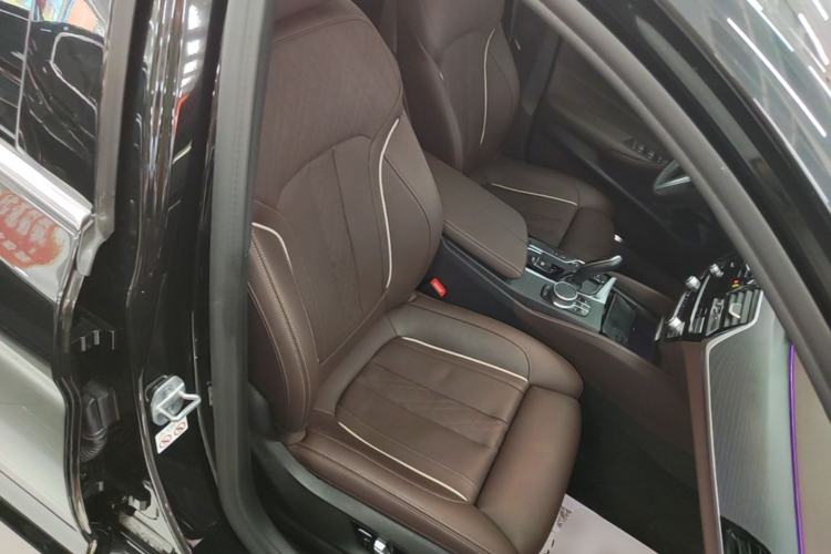 Used BMW 5 Series 2022 Restyled 530Li Luxury Edition M Sport Package Right Front Seat