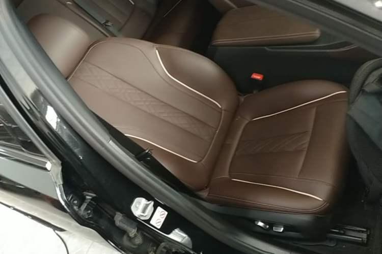 Used BMW 5 Series 2022 Restyled 530Li Leading Edition M Sport Package Right Front Seat