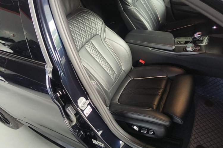 Used BMW 5 Series 2022 Restyled 540i Luxury Edition M Sport Package Right Front Seat