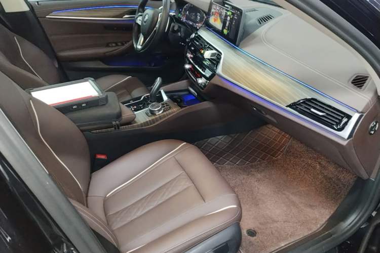 Used BMW 5 Series 2022 Second Facelift 530Li Leading Edition Luxury Package Right Front Seat