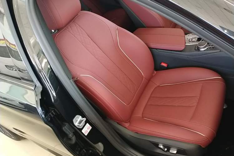 Used BMW 5 Series 2022 Restyled 530Li Leading Edition M Sport Package Right Front Seat
