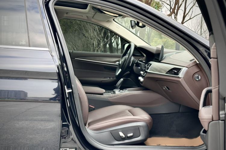 Used BMW 5 Series 2022 Updated 530Li Leading Edition Luxury Package Right Front Seat