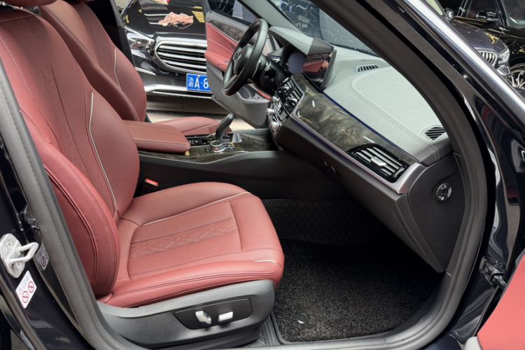 Used BMW 5 Series 2022 530Li Leading Model M Sport Package Right Front Seat