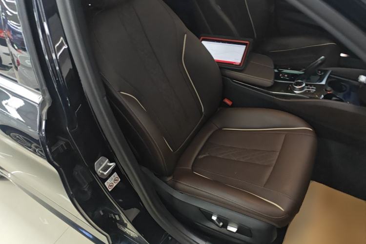Used BMW 5 Series 2022 Restyled 525Li M Sport Package Right Front Seat