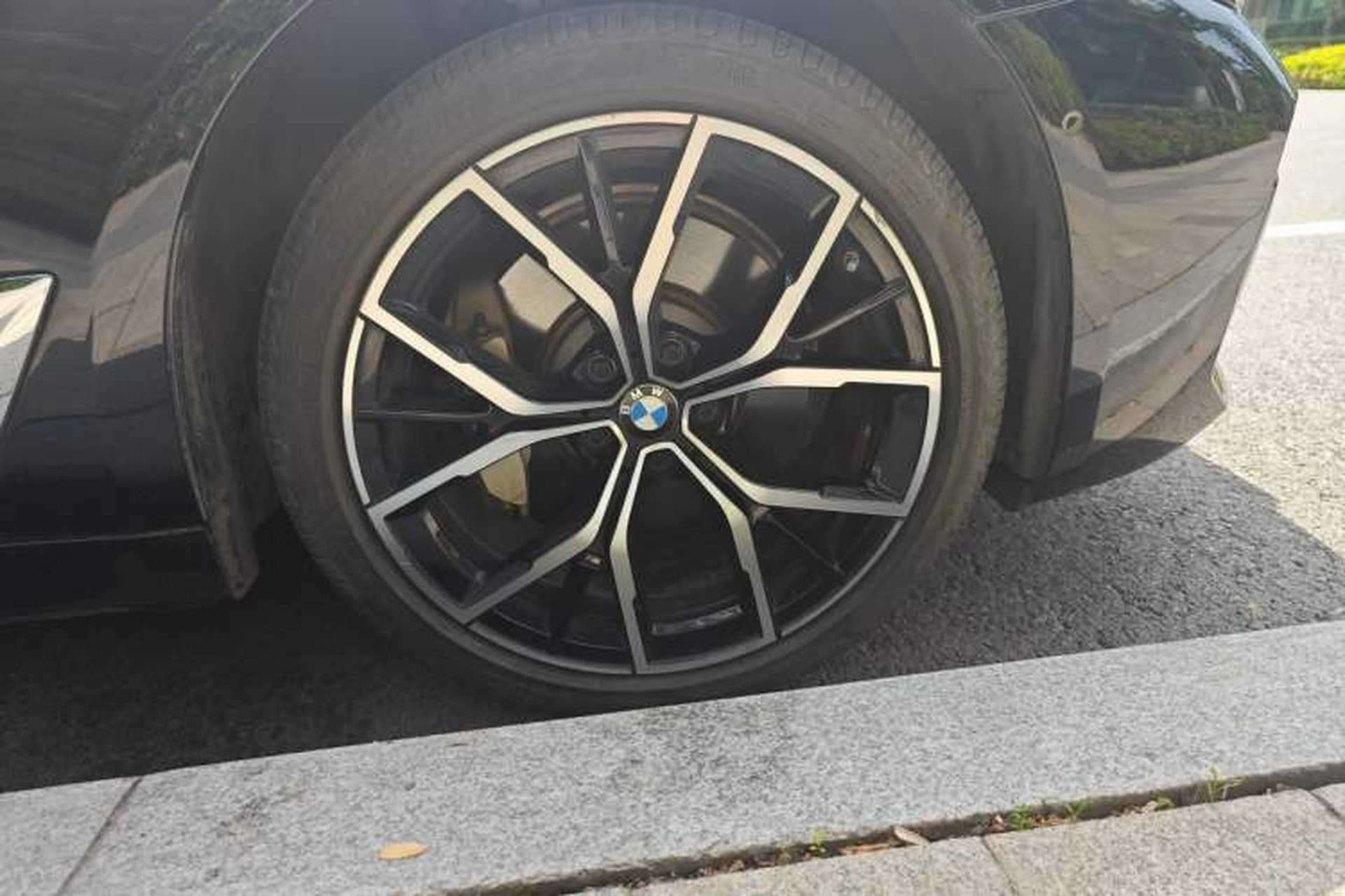Used BMW 5 Series 2022 Second Facelift 530Li Luxury Version M Sport Package Right Front Wheel Hub