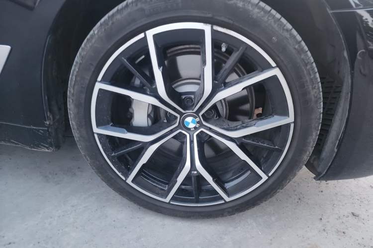 Used BMW 5 Series 2022 Second Facelift 530Li Luxury Version M Sport Package Right Front Wheel Hub