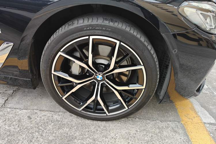 Used BMW 5 Series 2022 Second Facelift 530Li Luxury Version M Sport Package Right Front Wheel Hub