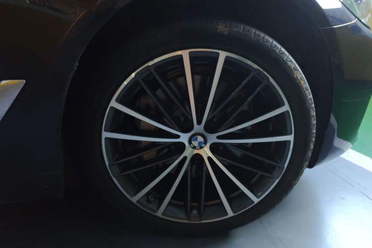 Used BMW 5 Series 2022 530Li Leading Model M Sport Package Right Front Wheel Hub