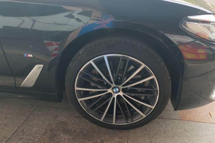 Used BMW 5 Series 2022 Restyled 530Li Leading Edition M Sport Package Right Front Wheel Hub