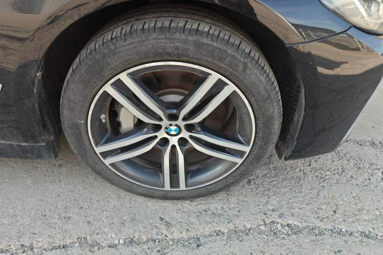 Used BMW 5 Series 2022 Updated 530Li Leading Edition Luxury Package Right Front Wheel Hub