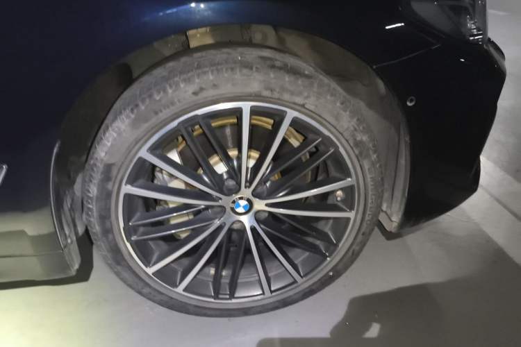 Used BMW 5 Series 2022 Second Facelift 530Li Leading Edition M Sport Package Right Front Wheel Hub