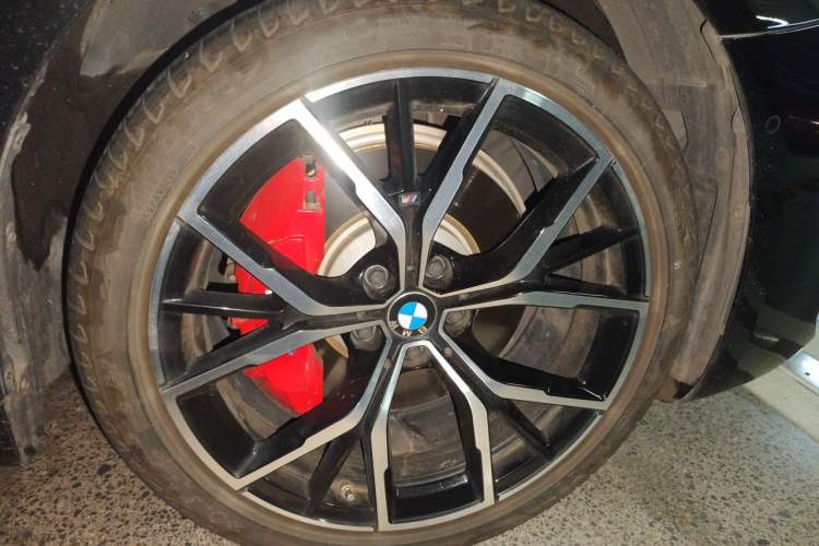 Used BMW 5 Series 2022 Revised Version 3 530Li Luxury Edition M Sport Package Right Front Wheel Hub