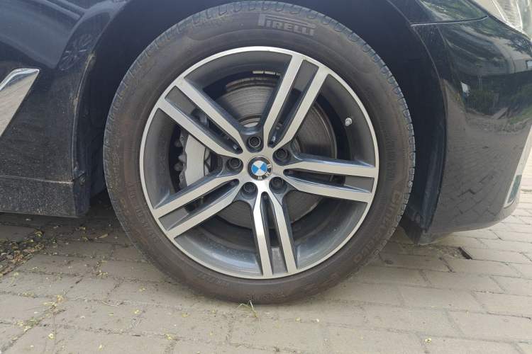Used BMW 5 Series 2022 Updated 530Li Leading Edition Luxury Package Right Front Wheel Hub