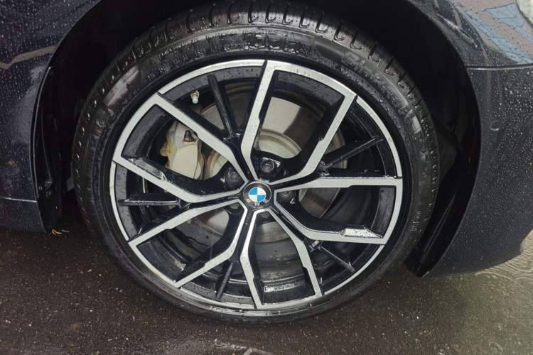 Used BMW 5 Series 2022 Second Facelift 530Li Luxury Version M Sport Package Right Front Wheel Hub
