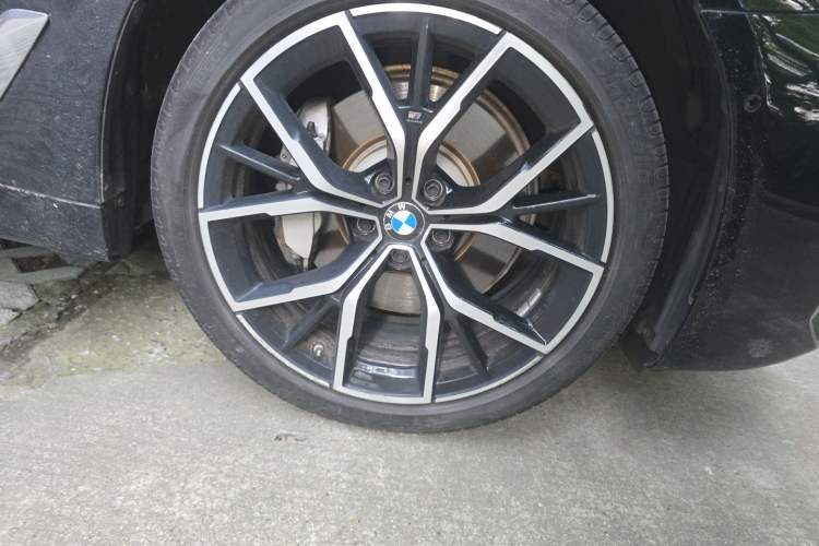 Used BMW 5 Series 2022 Second Facelift 530Li Luxury Version M Sport Package Right Front Wheel Hub