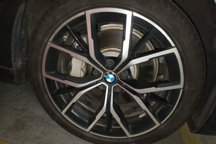 Used BMW 5 Series 2022 Revised Version 3 530Li Luxury Edition M Sport Package Right Front Wheel Hub