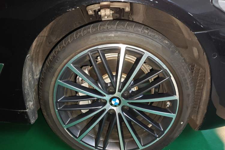 Used BMW 5 Series 2022 Restyled 530Li Leading Edition M Sport Package Right Front Wheel Hub