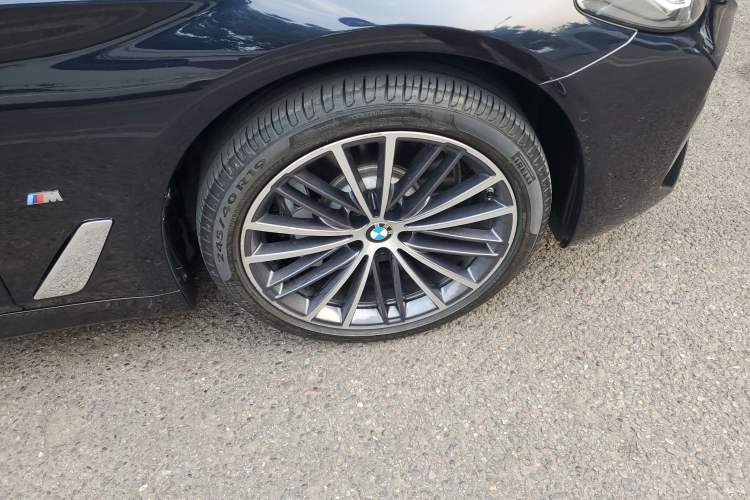 Used BMW 5 Series 2022 Second Facelift 530Li Leading Edition M Sport Package Right Front Wheel Hub