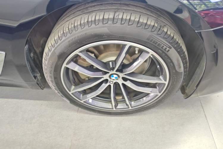Used BMW 5 Series 2022 Second Facelift 525Li M Sport Package Right Front Wheel Hub