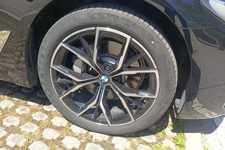 Used BMW 5 Series 2022 Revised Version 3 530Li Luxury Edition M Sport Package Right Front Wheel Hub