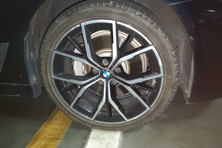 Used BMW 5 Series 2022 Second Facelift 530Li Luxury Version M Sport Package Right Front Wheel Hub
