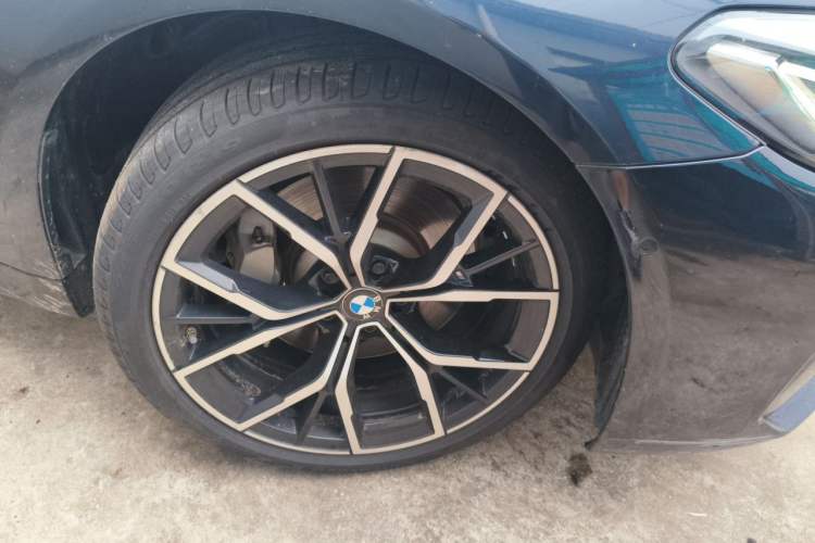 Used BMW 5 Series 2022 Second Facelift 530Li Luxury Version M Sport Package Right Front Wheel Hub