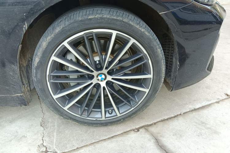 Used BMW 5 Series 2022 Second Facelift 530Li Leading Edition M Sport Package Right Front Wheel Hub