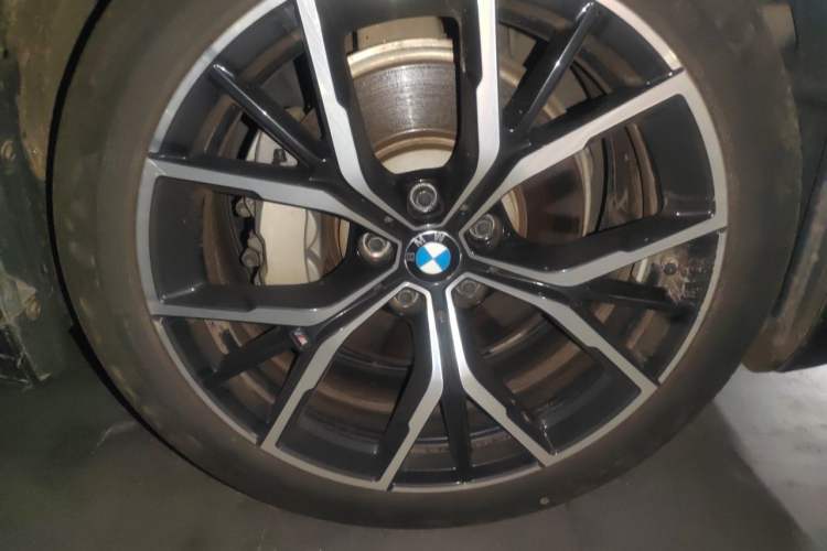 Used BMW 5 Series 2022 Revised Version 3 530Li Luxury Edition M Sport Package Right Front Wheel Hub